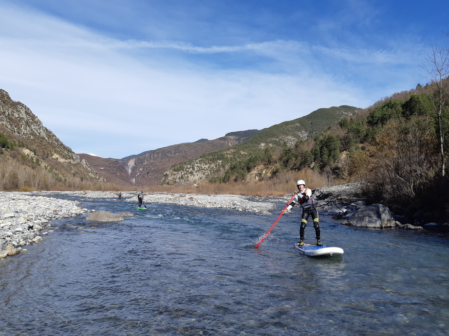 En sortie des Gorges, la rivière reprend sa configuration de gravière. Col de la Cayolle en arrière plan