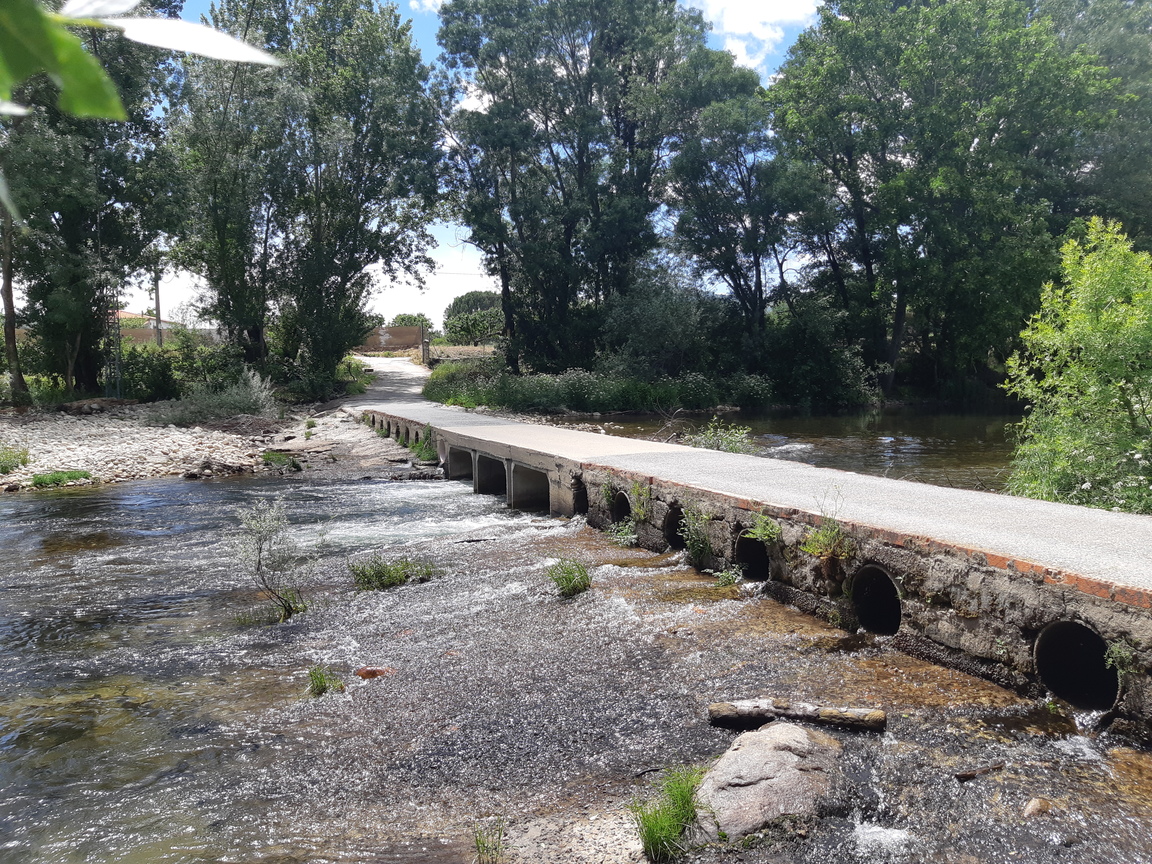 Pont-tuyau très dangereux, à contourner